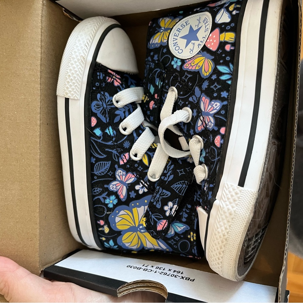 Worn once Girls sneakers- converse